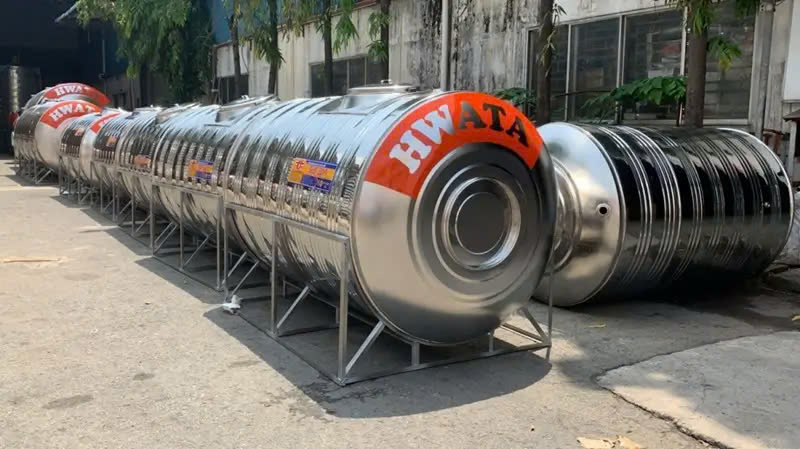 Bồn nước inox Hwata với chân đế được thiết kế chắc chắn 