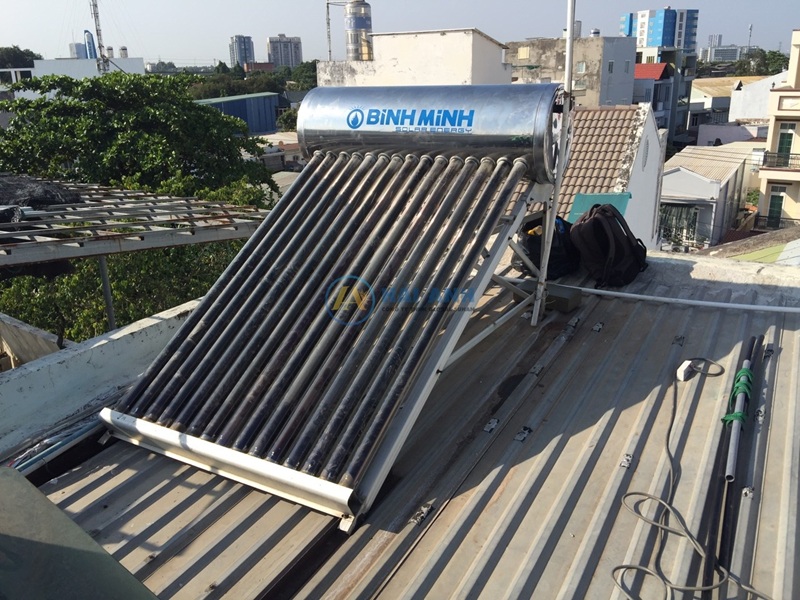 Nhân viên hỗ trợ vệ sinh máy nước nóng năng lượng mặt trời Bình Minh '