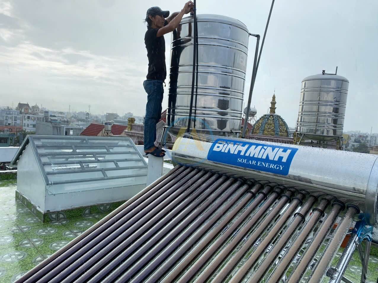 Bảo dưỡng máy năng lượng mặt trời trên máy nhà, sân thượng