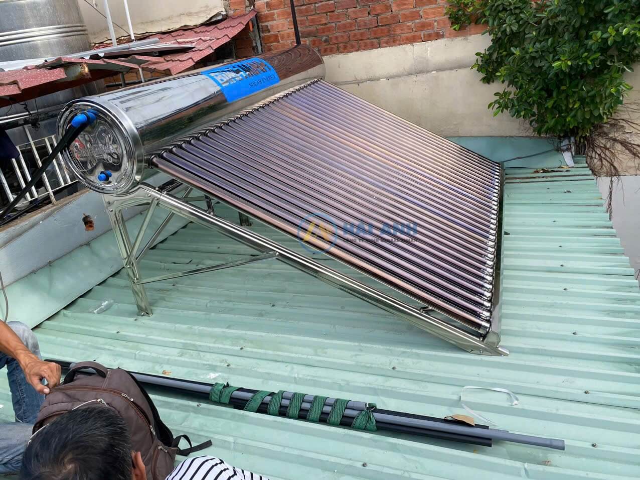 Giàn máy năng lượng mặt trời 30 ống thủy tinh tại Quận 7