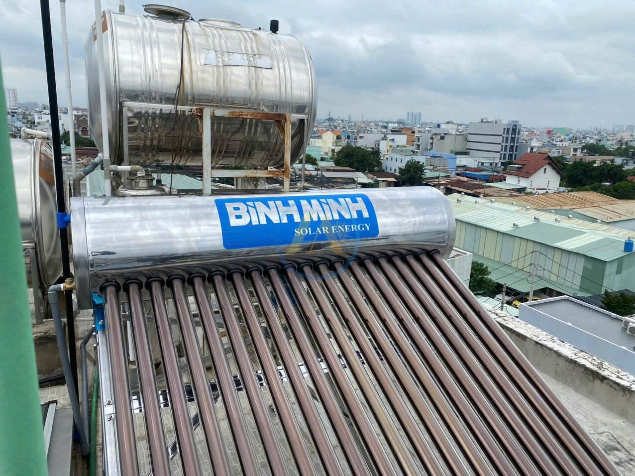 Lắp đặt máy nước nóng năng lượng mặt trời cho nhà mặt phố