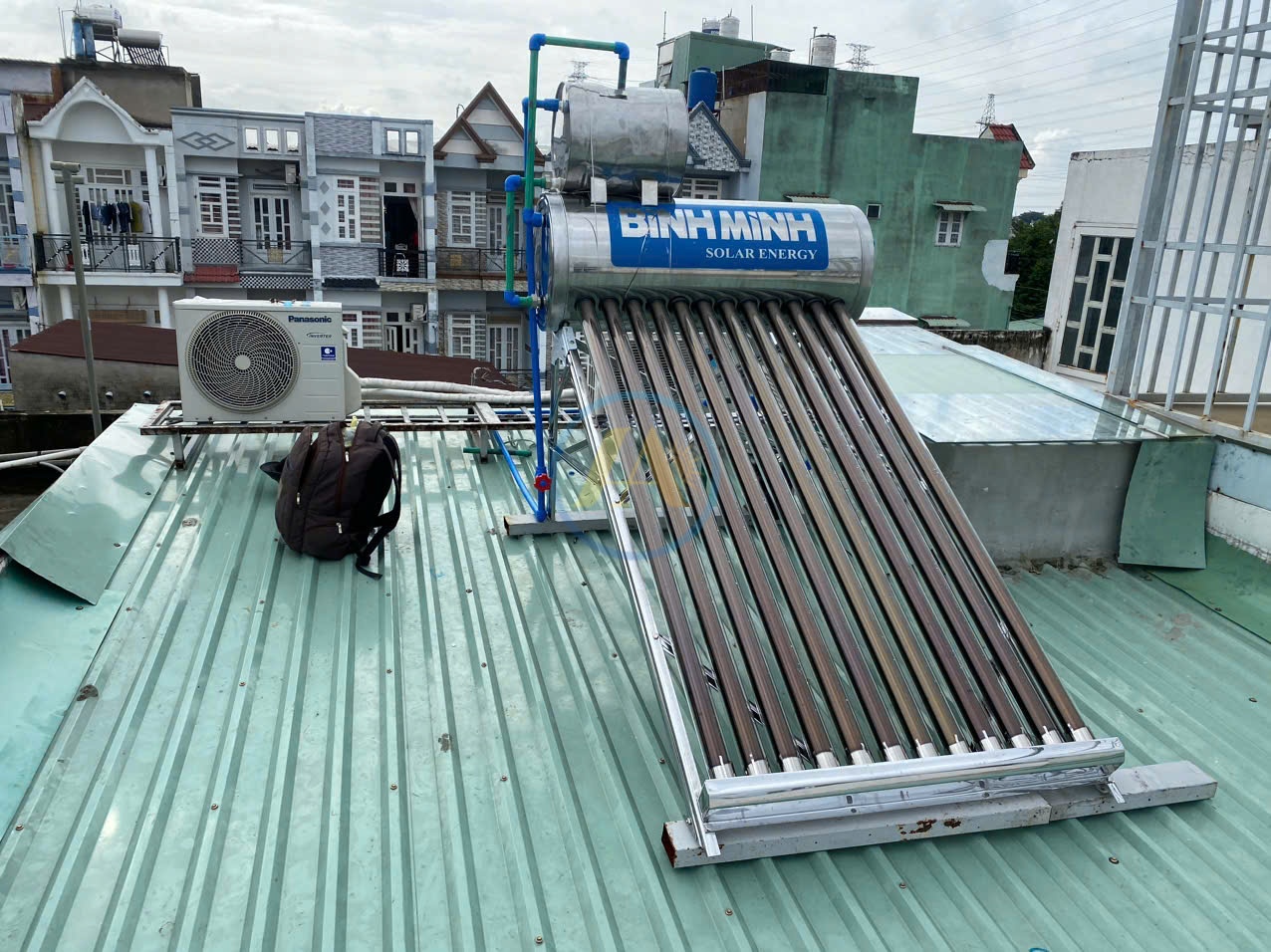 Thiết kế lắp đặt máy nước nóng năng lượng mặt trời Bình Minh trên máy nhà