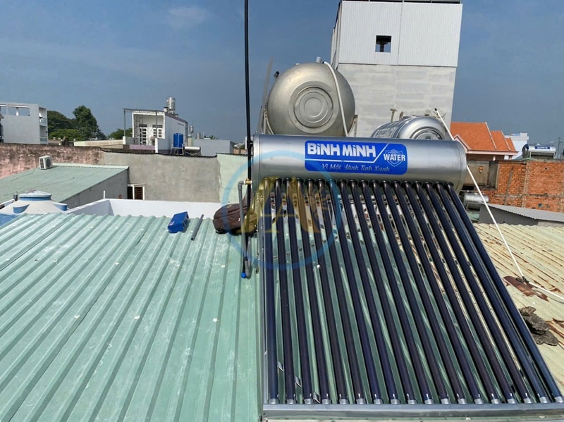Nhân viên sửa chữa máy nước nóng năng lượng mặt trời tại nhà 