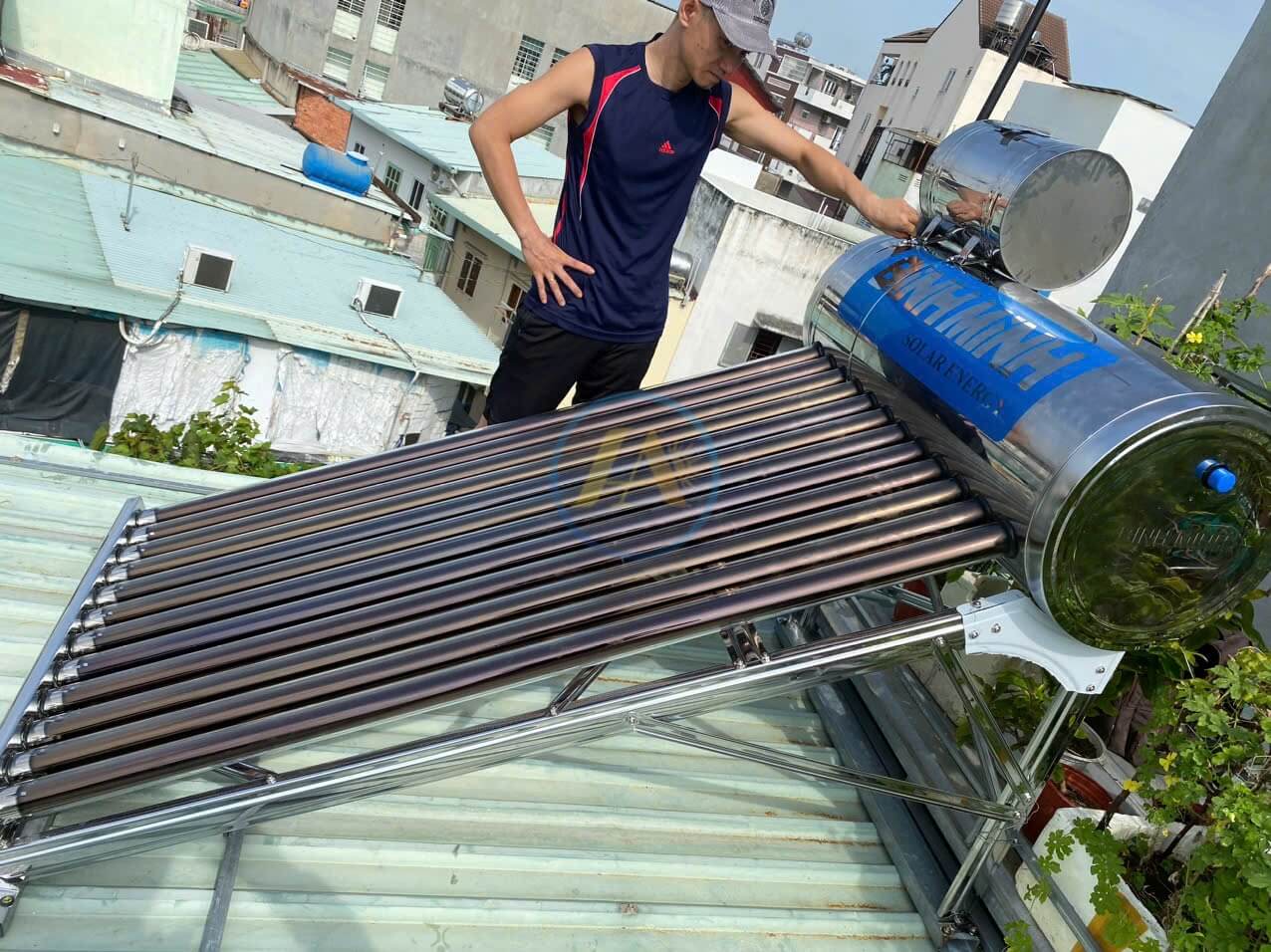 Nhân viên kỹ thuật hỗ trợ lắp đặt máy nước nóng năng lượng mặt trời