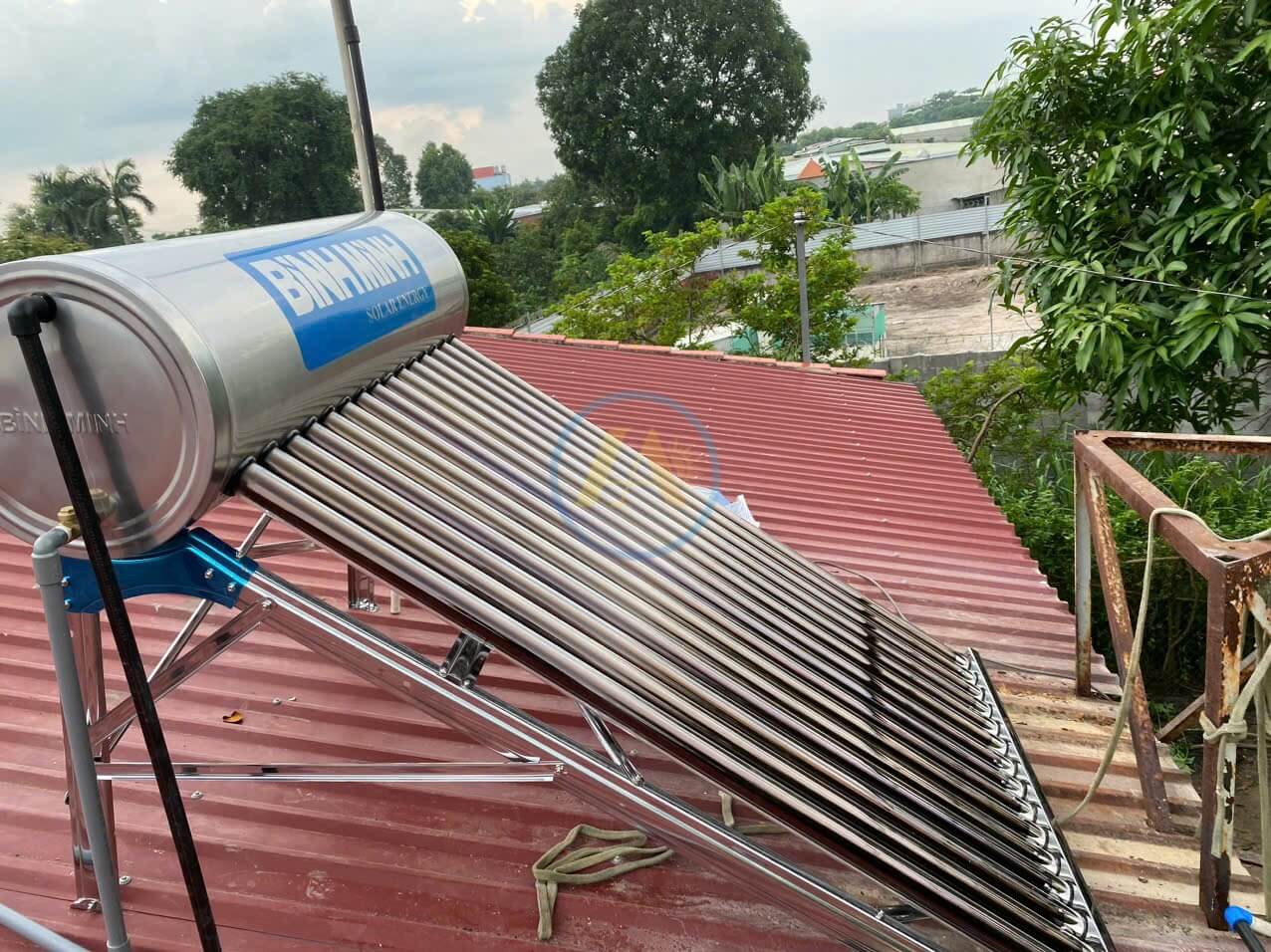 Hỗ trợ lắp đặt máy năng lượng mặt trời trên máy tôn tại nhà