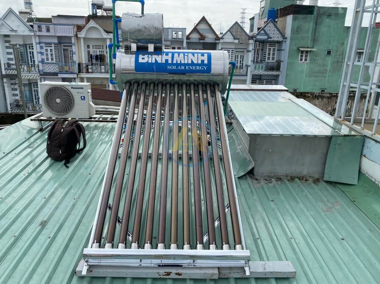 Tận dụng không gian trên mái tôn để lắp đặt máy năng lượng mặt trời
