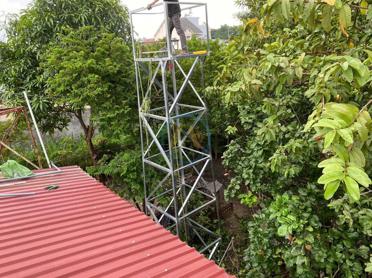 Nhân viên kỹ thuật lắp đặt máy nước nóng năng lượng nhanh chóng tại TP HCM