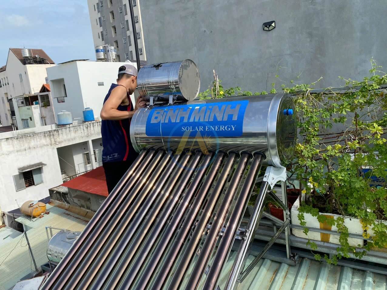 Nhân viên kiểm tra, khắc phục sự cố và thay thế linh kiện
