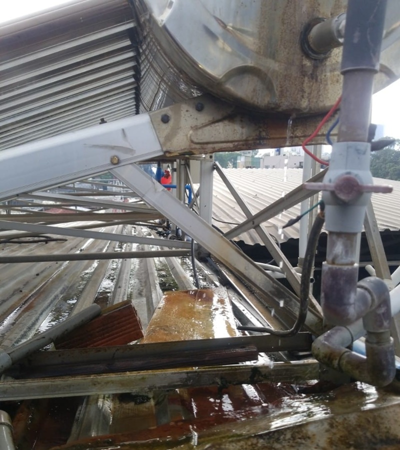 Sửa máy nước nóng năng lượng mặt trời bị hư hỏng ở bồn chứa nước