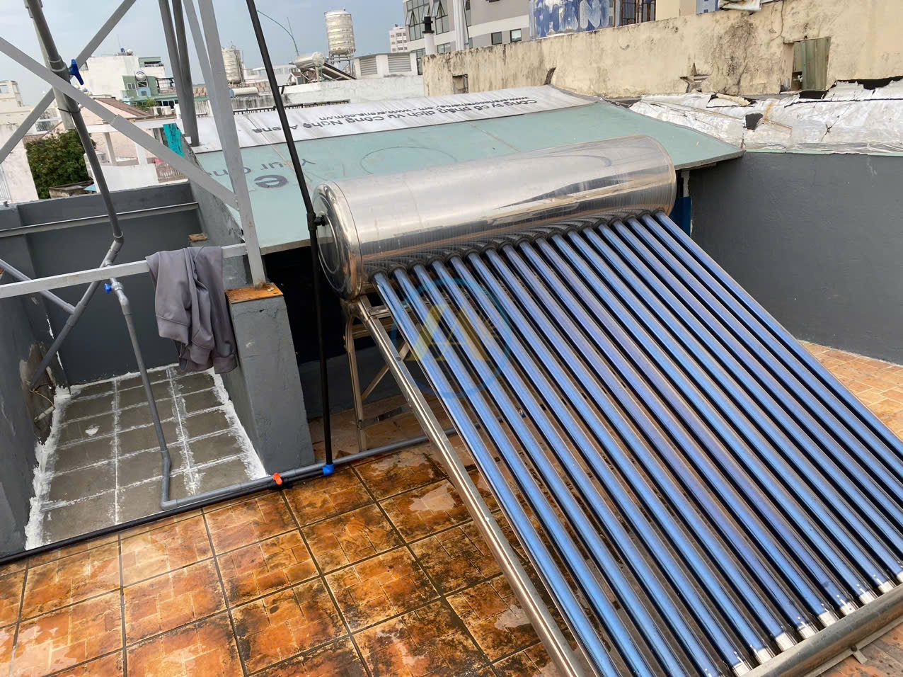 Lắp đặt máy nước nóng năng lượng mặt trời chất lượng cao 
