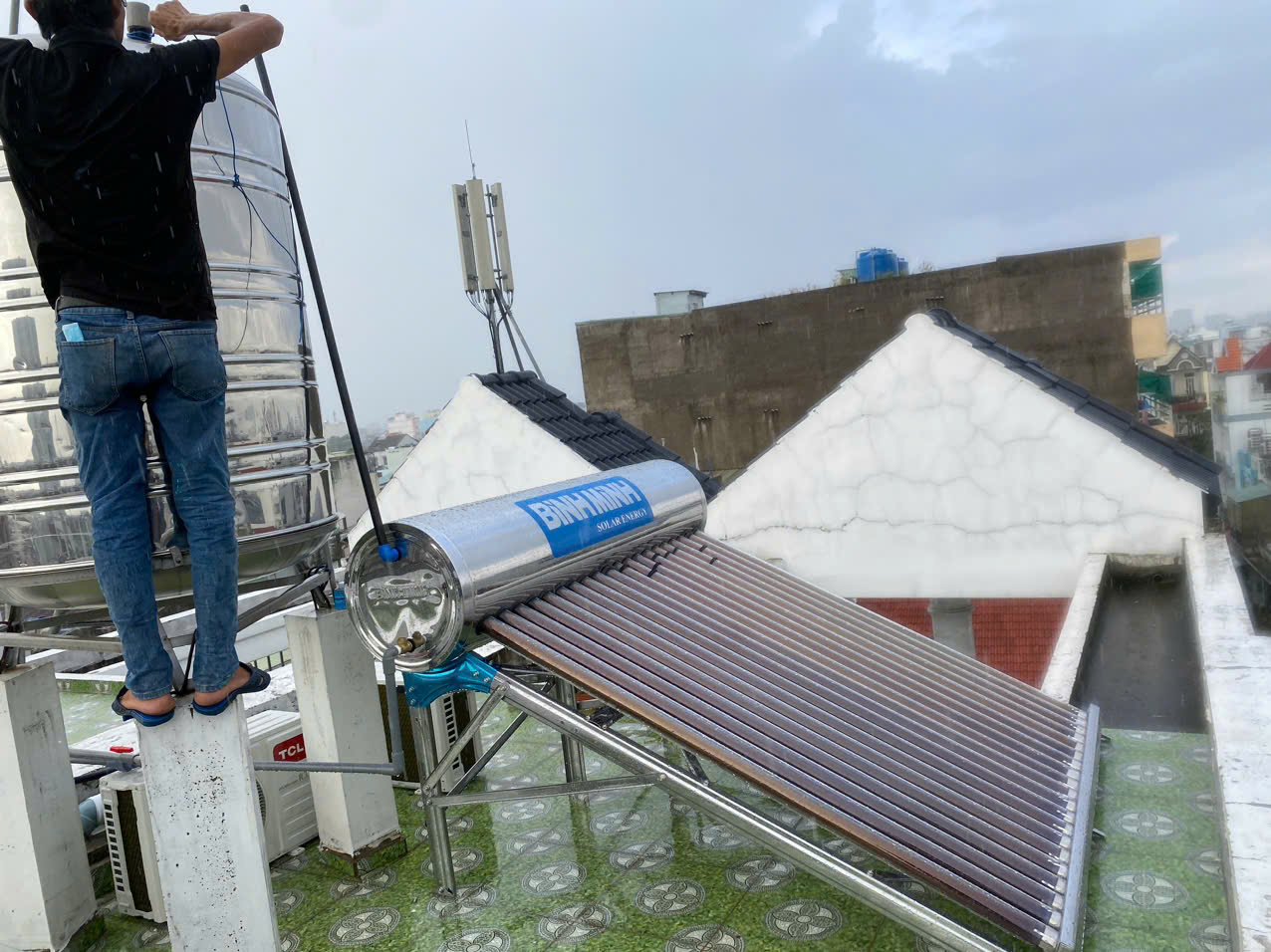 Thợ giỏi sửa máy nước nóng năng lượng mặt trời Quận 12