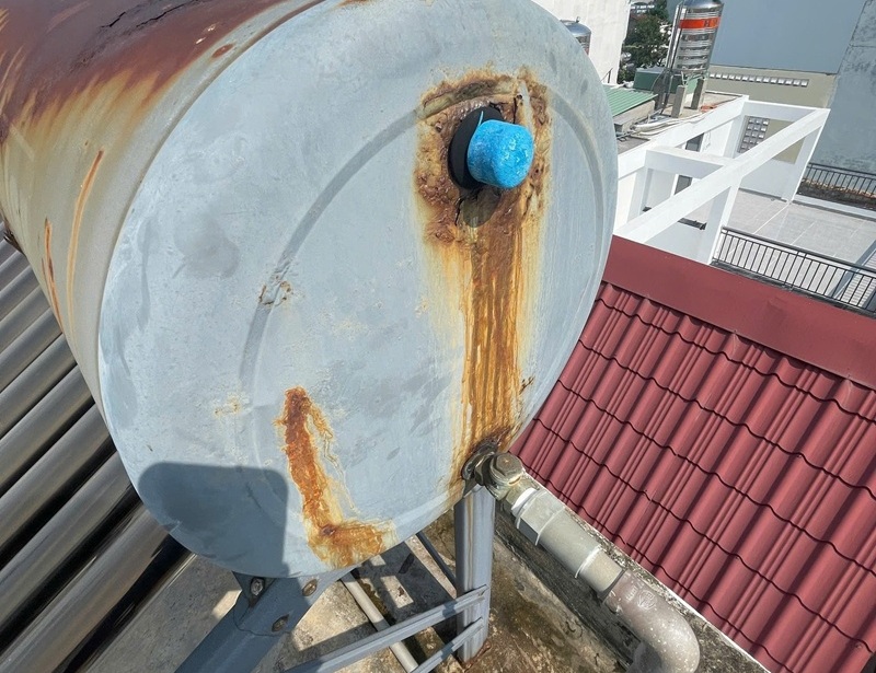 ĐỪNG CHỦ QUAN KHI MÁY NĂNG LƯỢNG MẶT TRỜI BỊ BẨN, RỈ SÉT