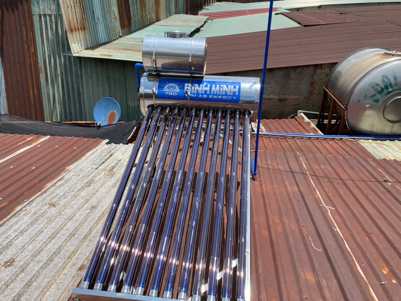 Công Trình Thực Tế – Lắp Đặt Máy Nước Nóng Năng Lượng Mặt Trời 200L Tại LONG AN